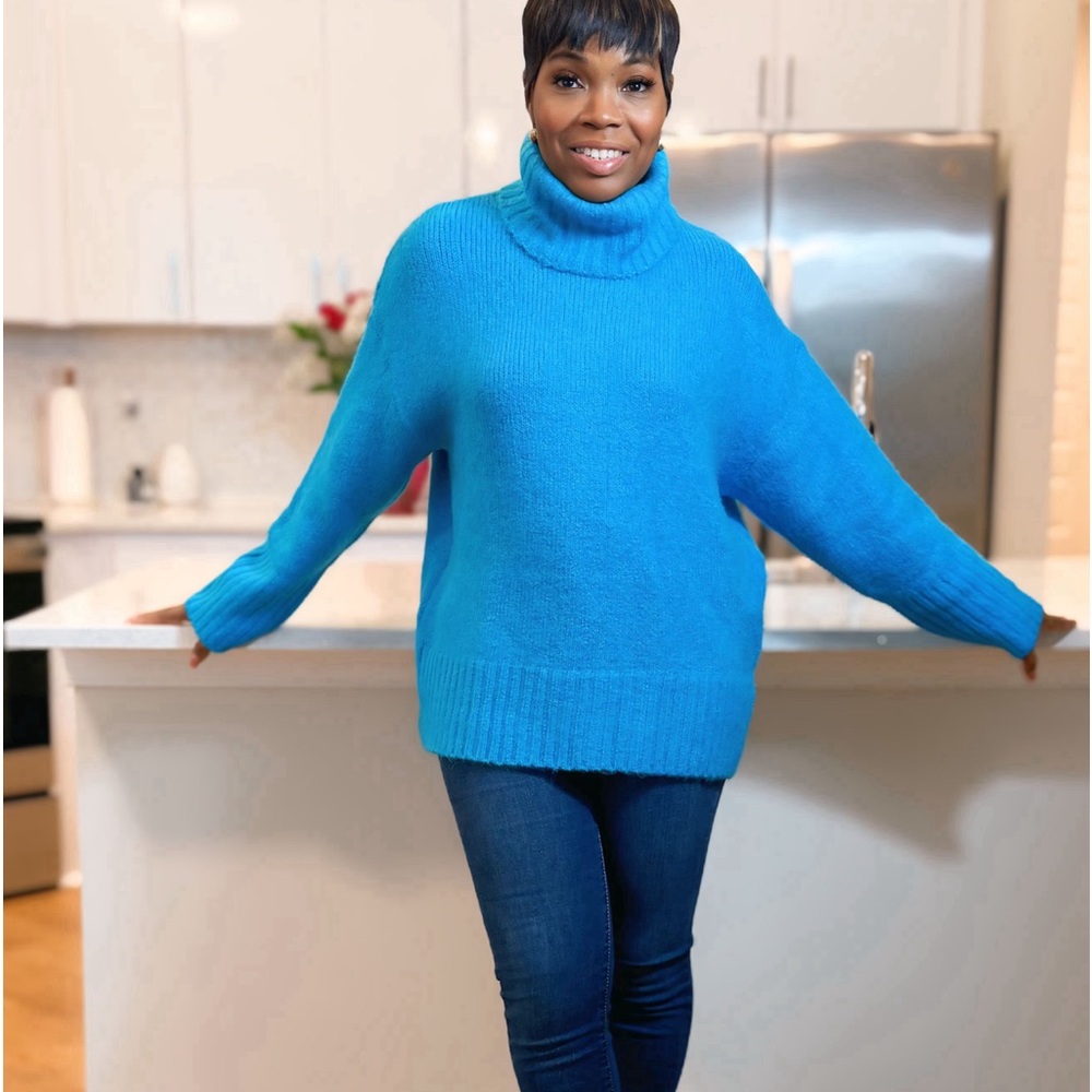 GB OVERSIZED TURQUOISE TURTLENECK SWEATER